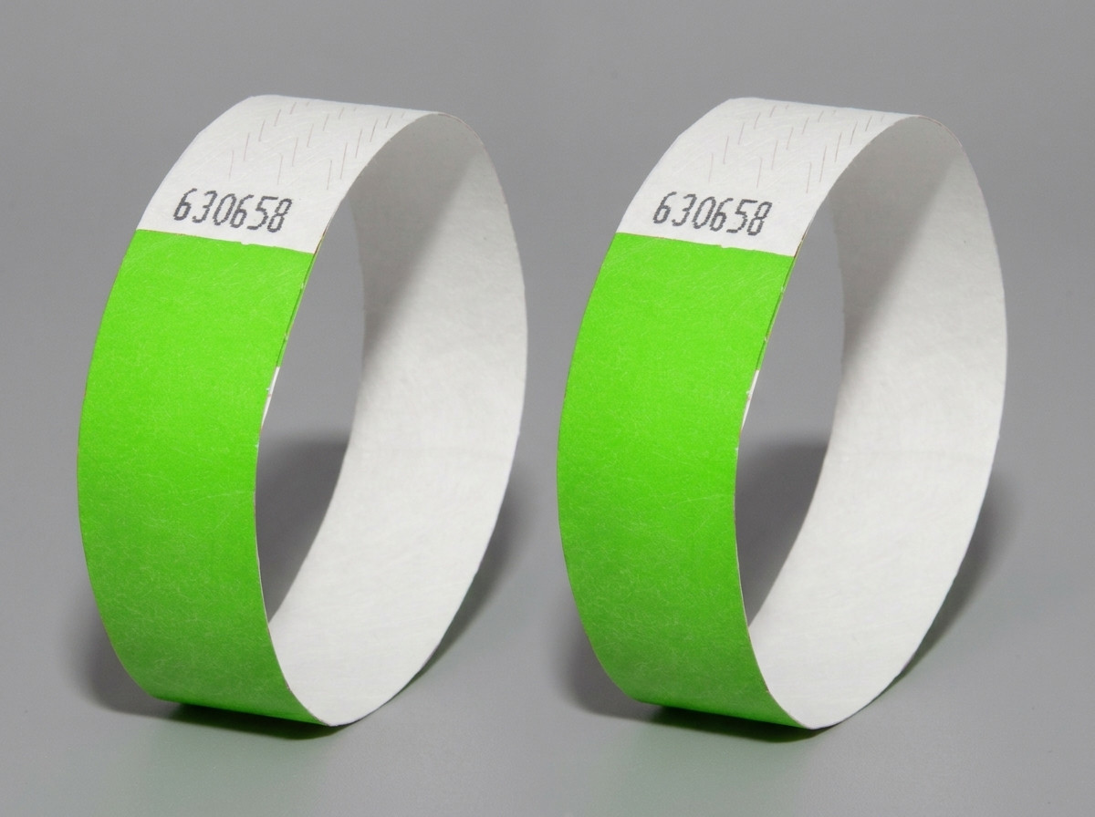 Sammenligning side om side af et Tyvek-armbånd og et PVC-vinylarmbånd med højtopløselighedstryk af samme festivallogo